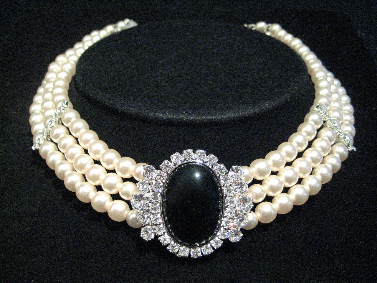  Story of a pearl , Pearl formation , Natural and cultured pearls