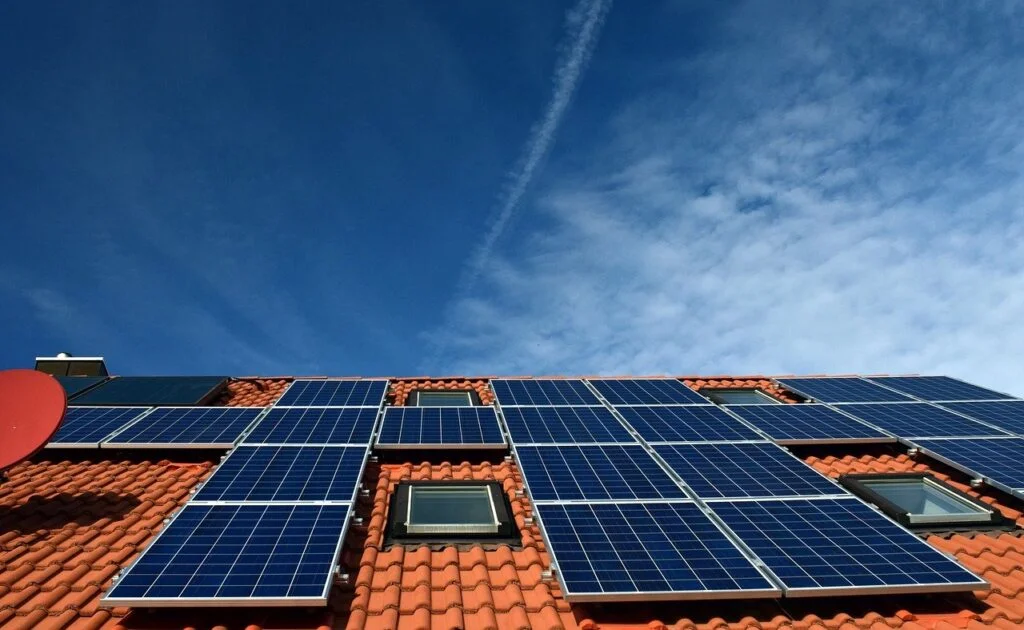 Solar System Roof Power Generation - ulleo / Pixabay