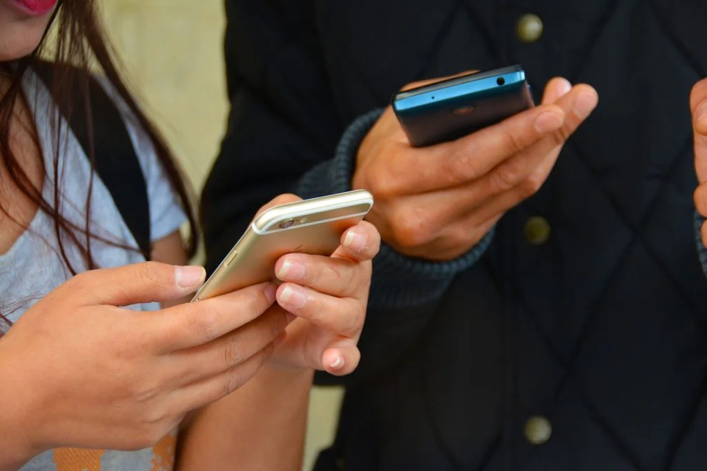 Texting Mobile Phones Hands Two - terimakasih0 / Pixabay