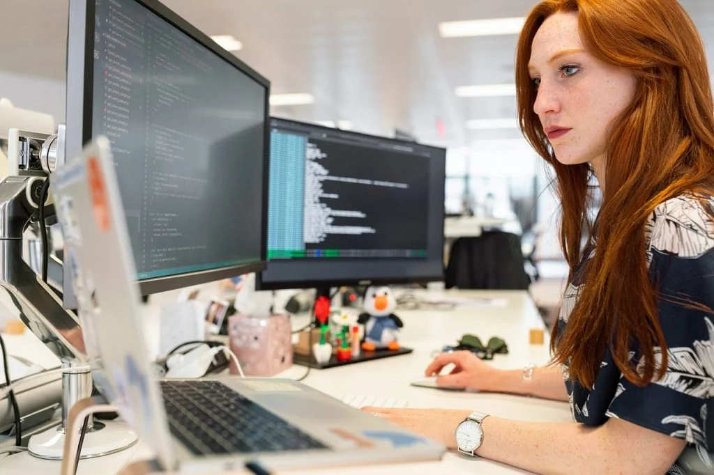 Woman Computers Office Working - googlerankfaster / Pixabay