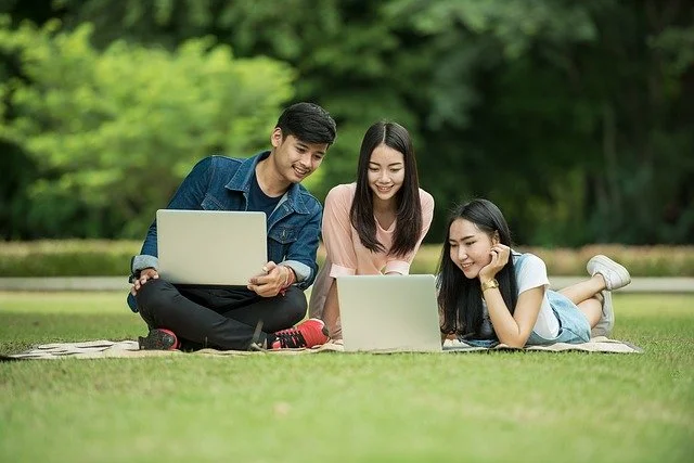 Students Computers Laptops Smiling - sasint / Pixabay