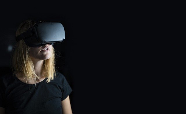 Virtual Reality Women  - nickross2021 / Pixabay