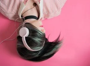 Girl Music Fashion Listen - whoalice-moore / Pixabay
