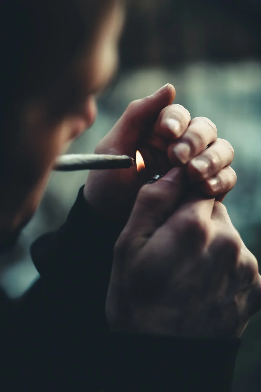 Can smoking cause sore throat?