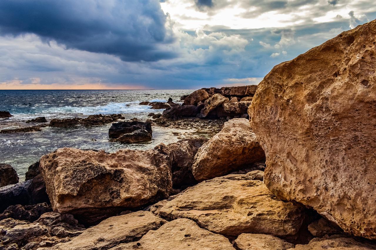 Chemical weathering vs physical weathering of rocks
