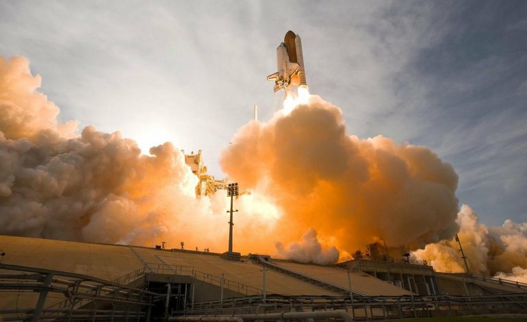 Space Shuttle Rocket Lift Off  - NASA-Imagery / Pixabay