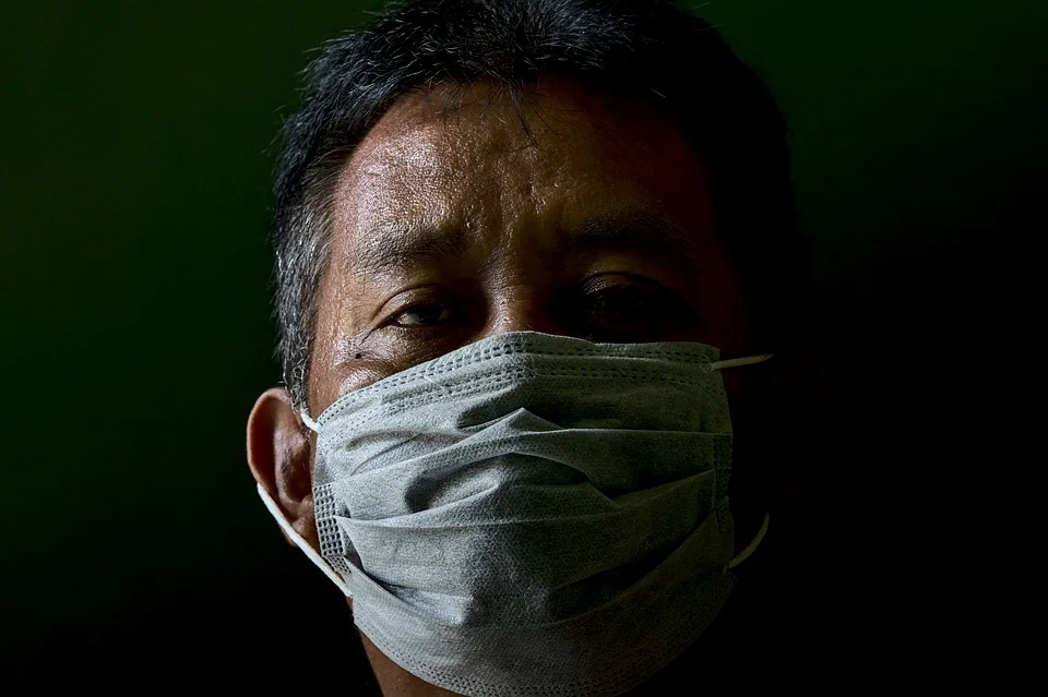 What lifestyle factors contribute to chronic lower respiratory diseases?
