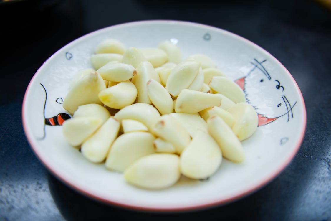 Free Garlic in White Ceramic Plate Stock Photo