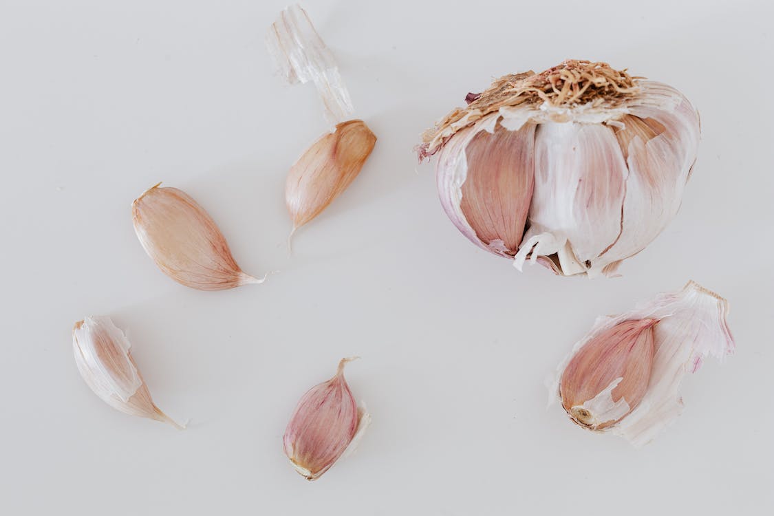 Free Top view of process separation of garlic cloves before cooking placed on gray background Stock Photo