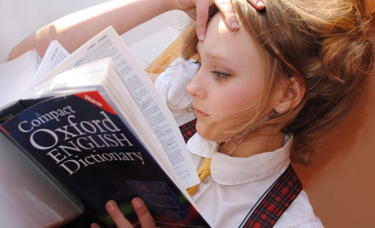 girl english dictionary read 2771936