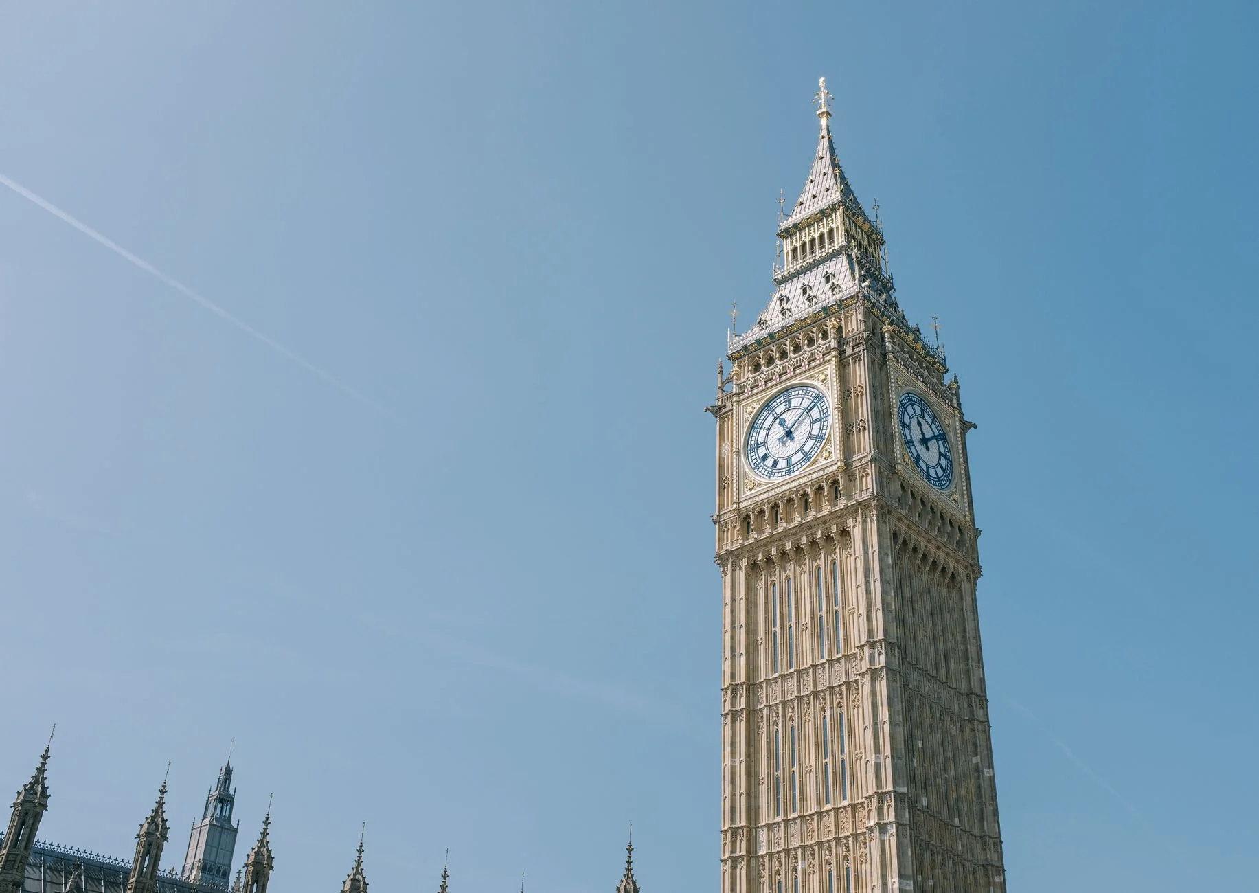 The Elizabeth Tower (Big Ben) in London under a clear blue sky