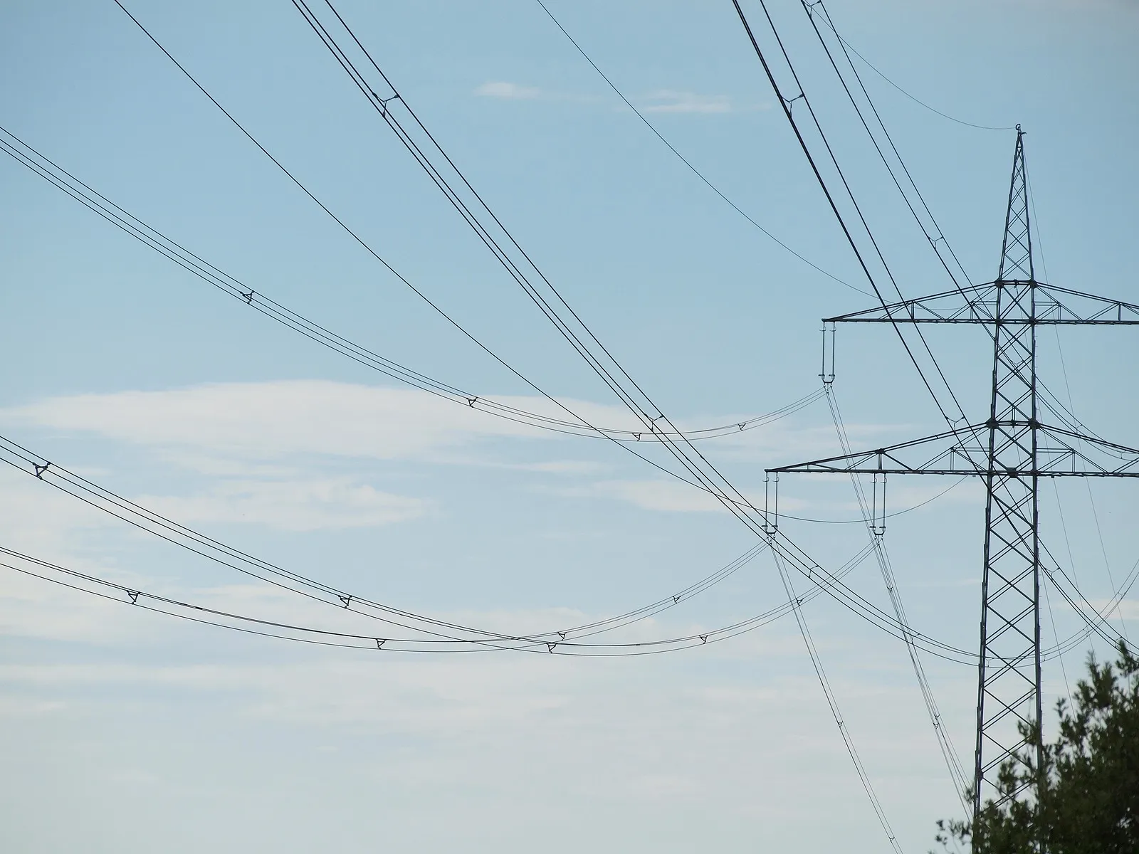 Overhead line with three-wire bundled conductors held apart by spacers