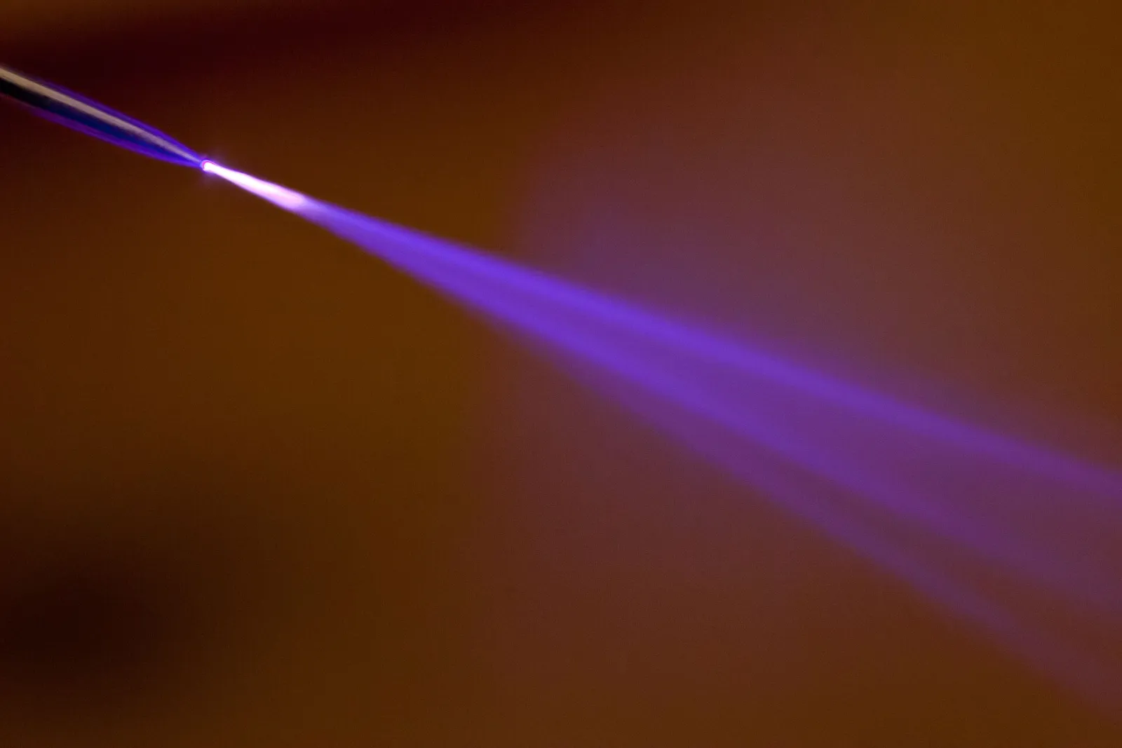 Violet corona discharge jet from the tip of a pin at 15,000 volts