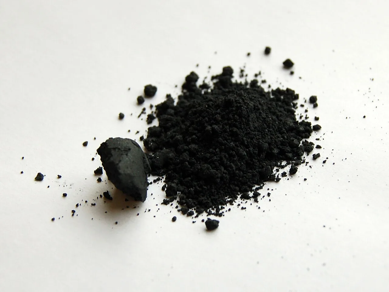 Black manganese dioxide powder and a small lump